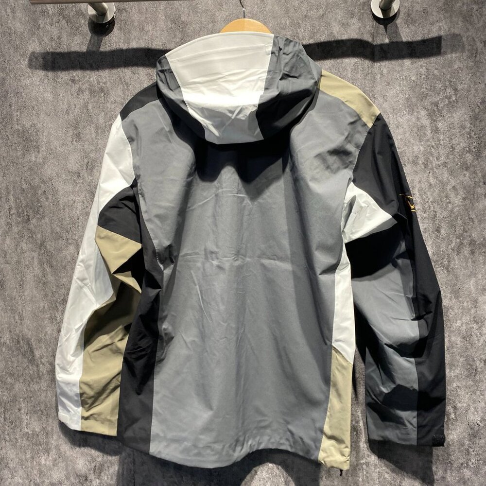 Arc'teryx BEAMS Hardshell Jacket - image 7